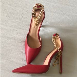 Gorgeous Red Heels w Gold Lock and Chain